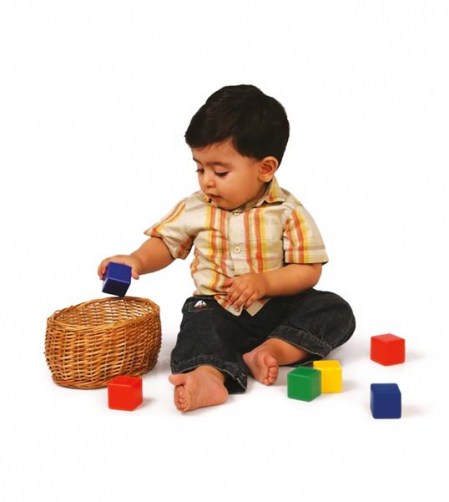 کودک در حال بازی با مکعب رنگی