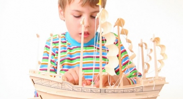 برای کودکان کشتی‌های چوب پنبه‌ای بسازیم